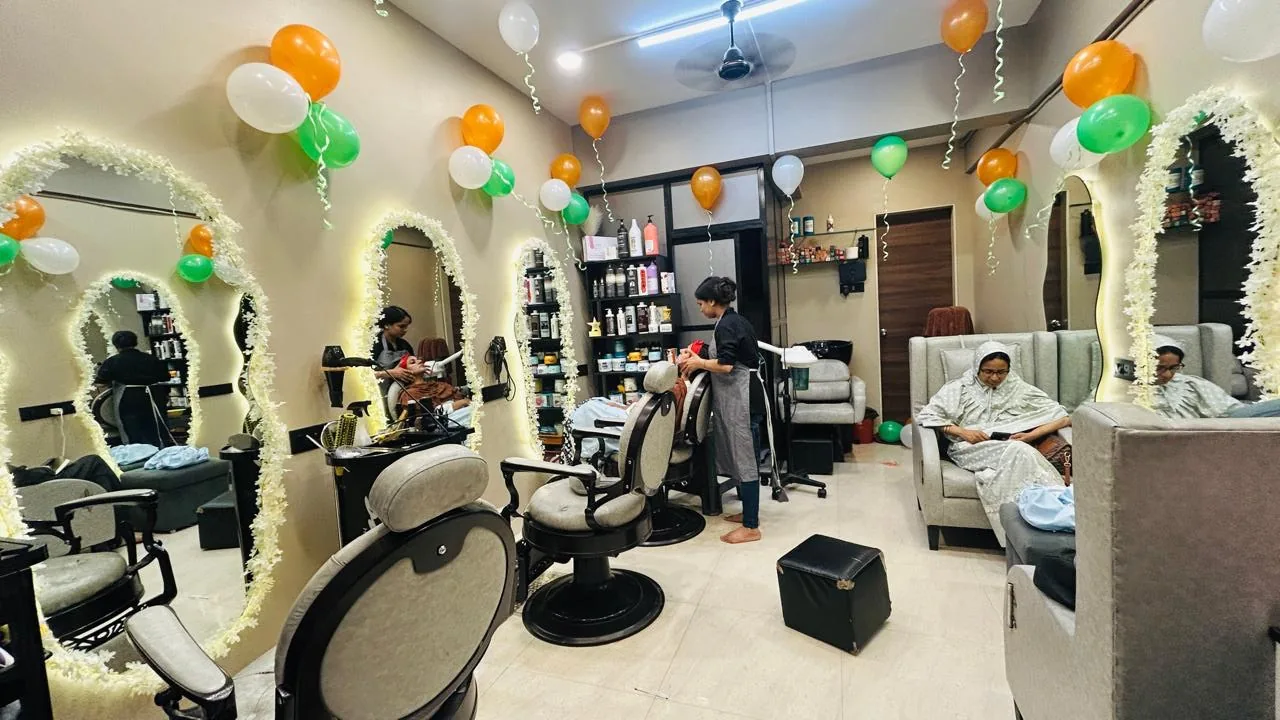 Interior of Calista Eseis beauty salon in Mumbai with styling stations and mirrors